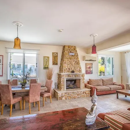 In Sleeps 8 Includes Swimming Pool And Air Con 5 * Protaras