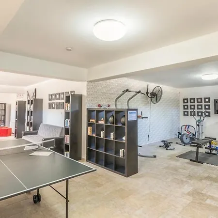 In Sleeps 8 Includes Swimming Pool And Air Con 5 *