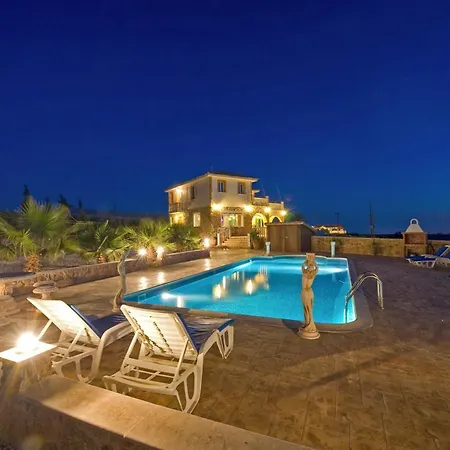 Villa In Sleeps 8 Includes Swimming Pool And Air Con 5 *
