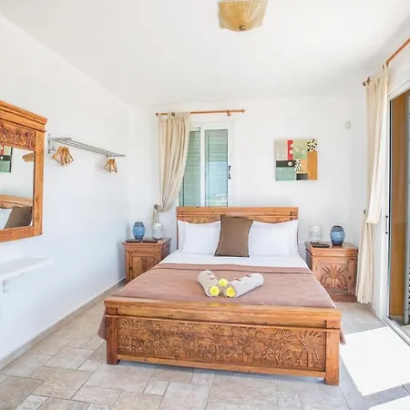 In Sleeps 8 Includes Swimming Pool And Air Con 5 *