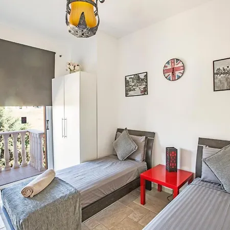 In Sleeps 8 Includes Swimming Pool And Air Con 5 *