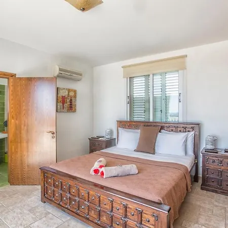 Villa In Sleeps 8 Includes Swimming Pool And Air Con 5 *